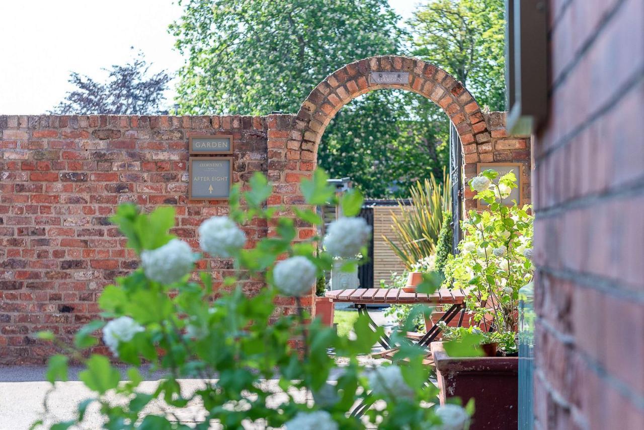 Clementine'S Guest House York Eksteriør bilde The garden of the former stable block