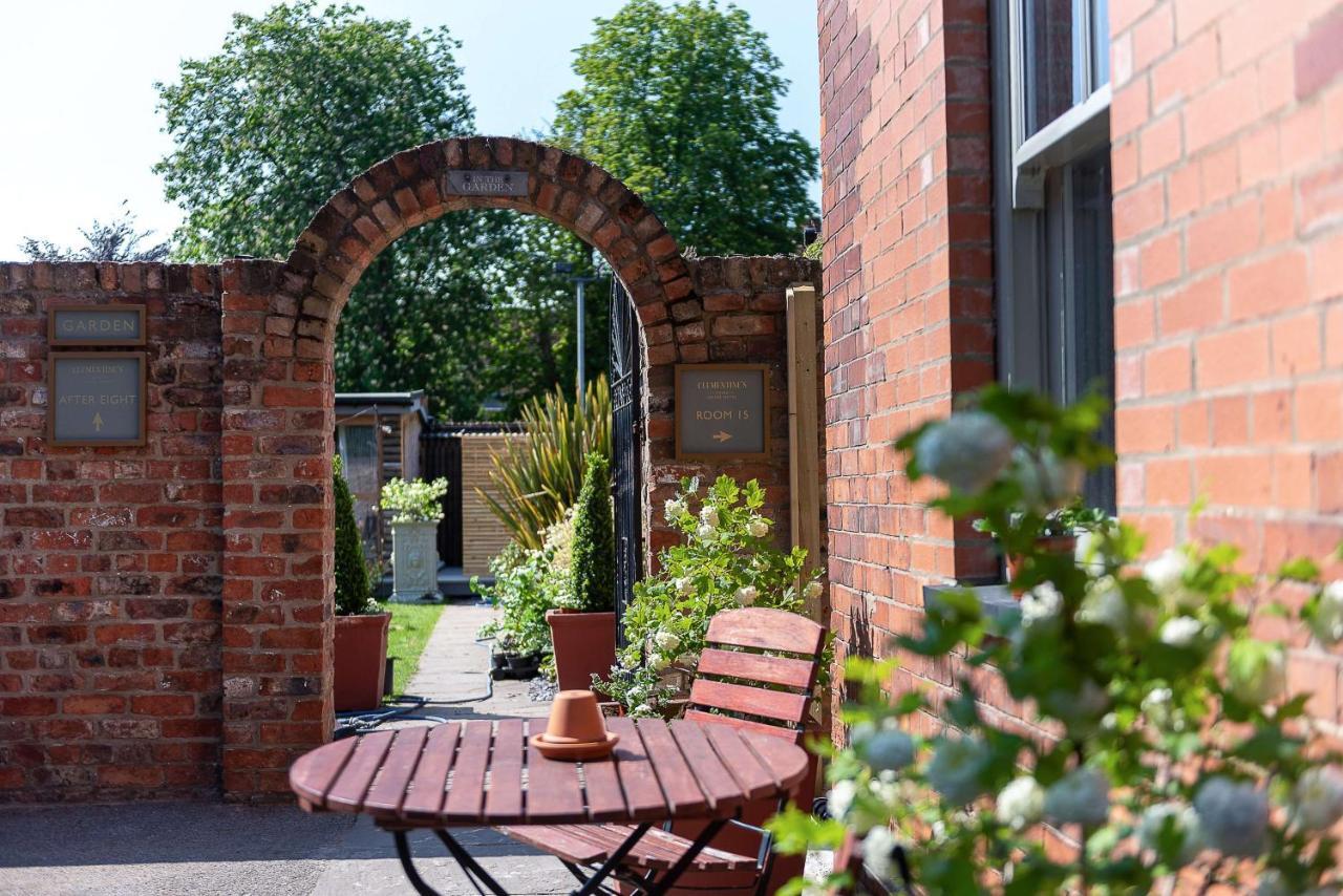 Clementine'S Guest House York Eksteriør bilde The courtyard at the former stable block