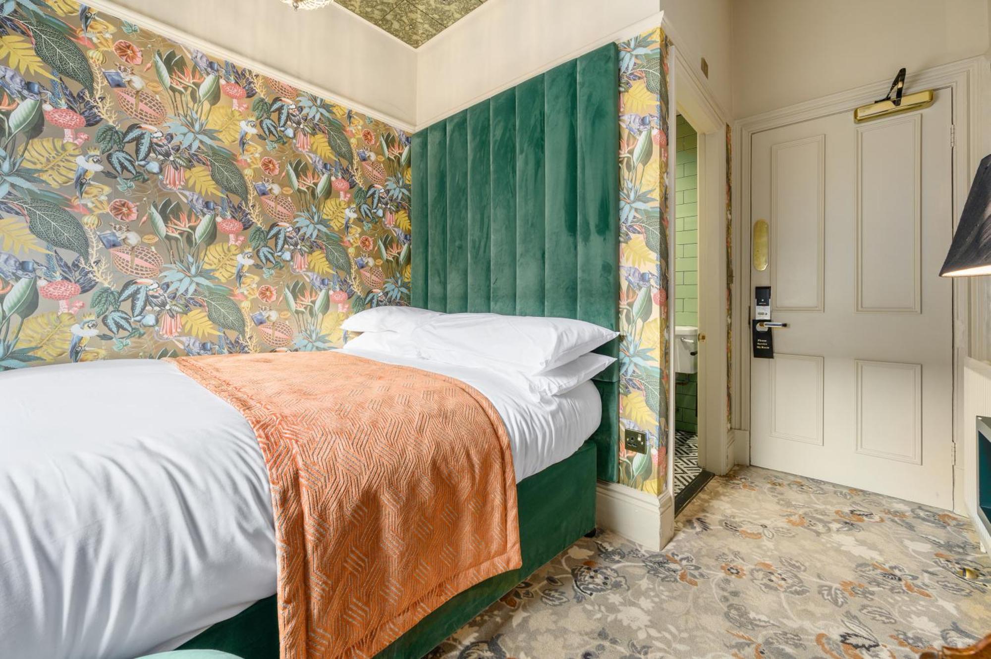 Clementine'S Guest House York Eksteriør bilde A bedroom at The Mitre Hotel