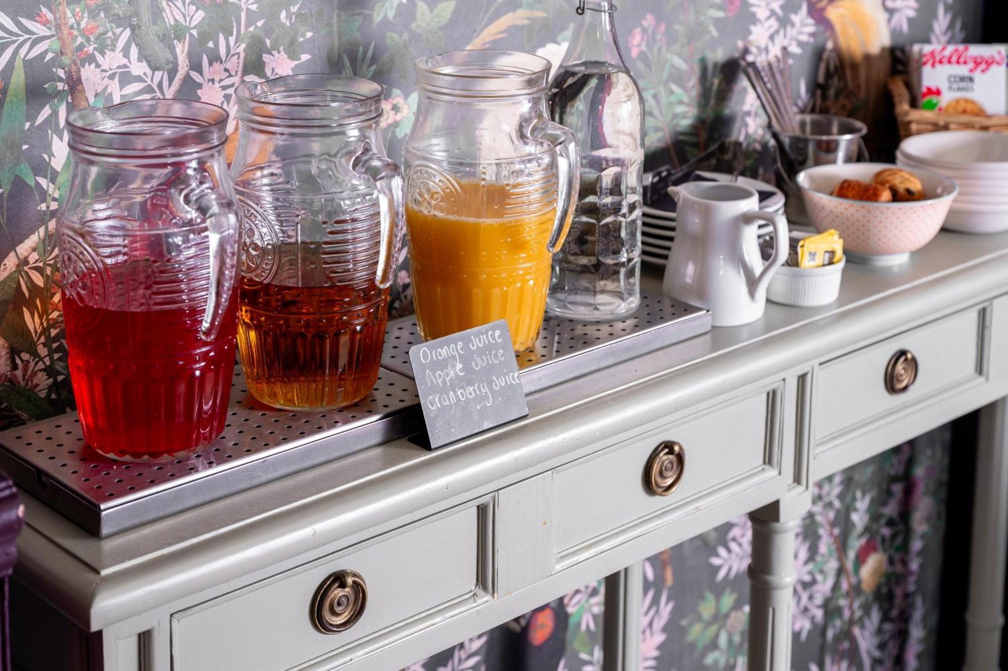 Clementine'S Guest House York Eksteriør bilde A buffet with a selection of fruit juices